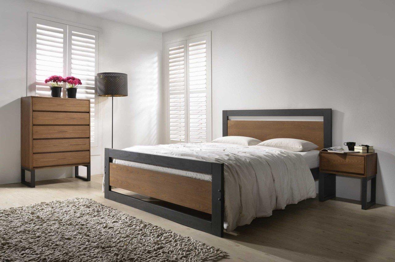 A bed in a room

Description automatically generated with medium confidence